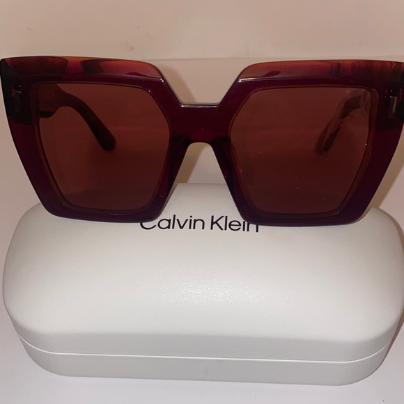 Calvin Klein Tortoise Shell Sunglasses with White Case NWT main image 6
